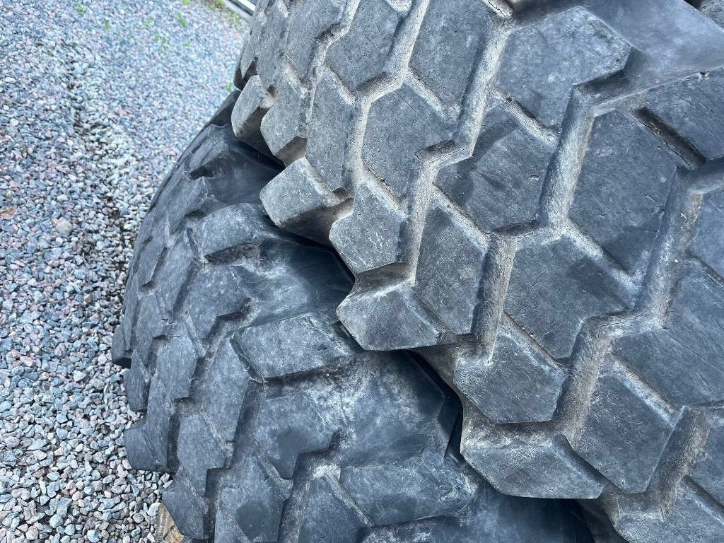 Nokian 18,4-34 14,9-24 till Volvo Bm 840 841 - Gumiabroncs - Építőipari gépek: 3 kép. Nokian 18,4-34 14,9-24 till Volvo Bm 840 841 - Gumiabroncs - Építőipari gépek: 3 kép.