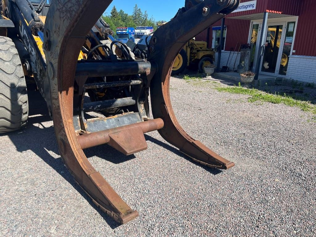 Timmergrip / Timbergraple Volvo L50----L120 attach - Polip kanál - Építőipari gépek: 2 kép. Timmergrip / Timbergraple Volvo L50----L120 attach - Polip kanál - Építőipari gépek: 2 kép.