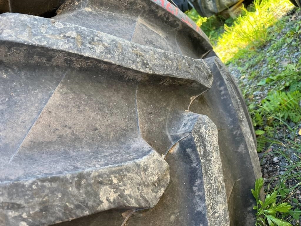 Trelleborg 650/65 42 540/65 30 till Valmet Valtra T174 - Gumiabroncs - Mezőgazdasági gépek: 3 kép. Trelleborg 650/65 42 540/65 30 till Valmet Valtra T174 - Gumiabroncs - Mezőgazdasági gépek: 3 kép.