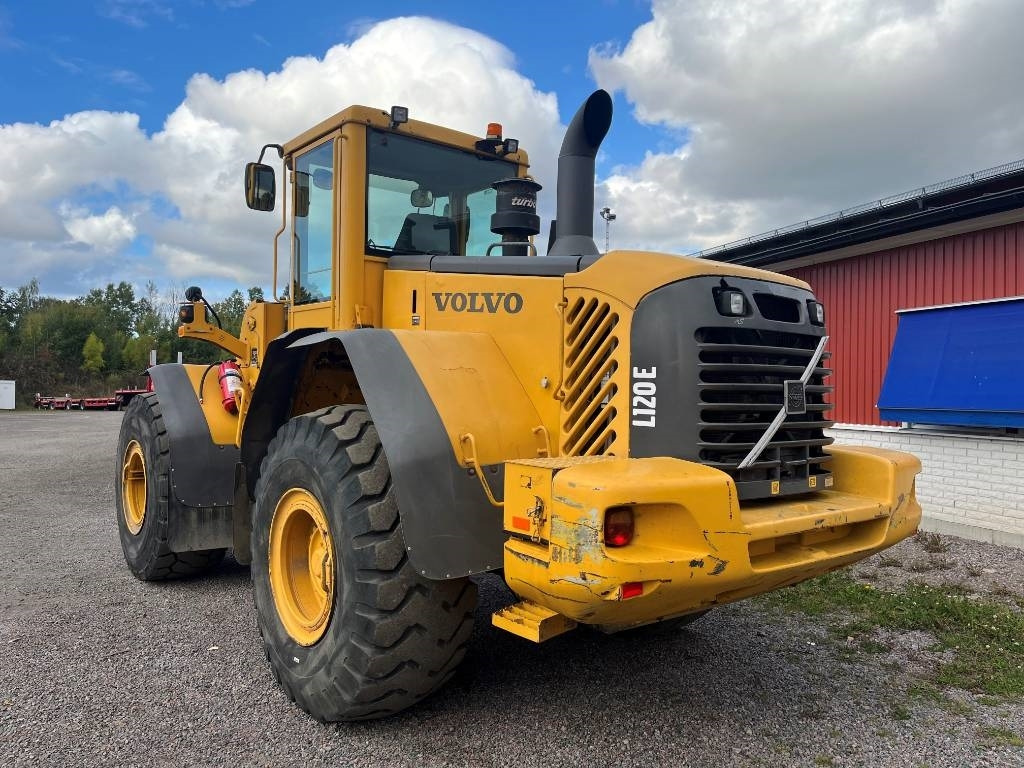Volvo L 120 E - Gumikerekes homlokrakodó: 3 kép. Volvo L 120 E - Gumikerekes homlokrakodó: 3 kép.