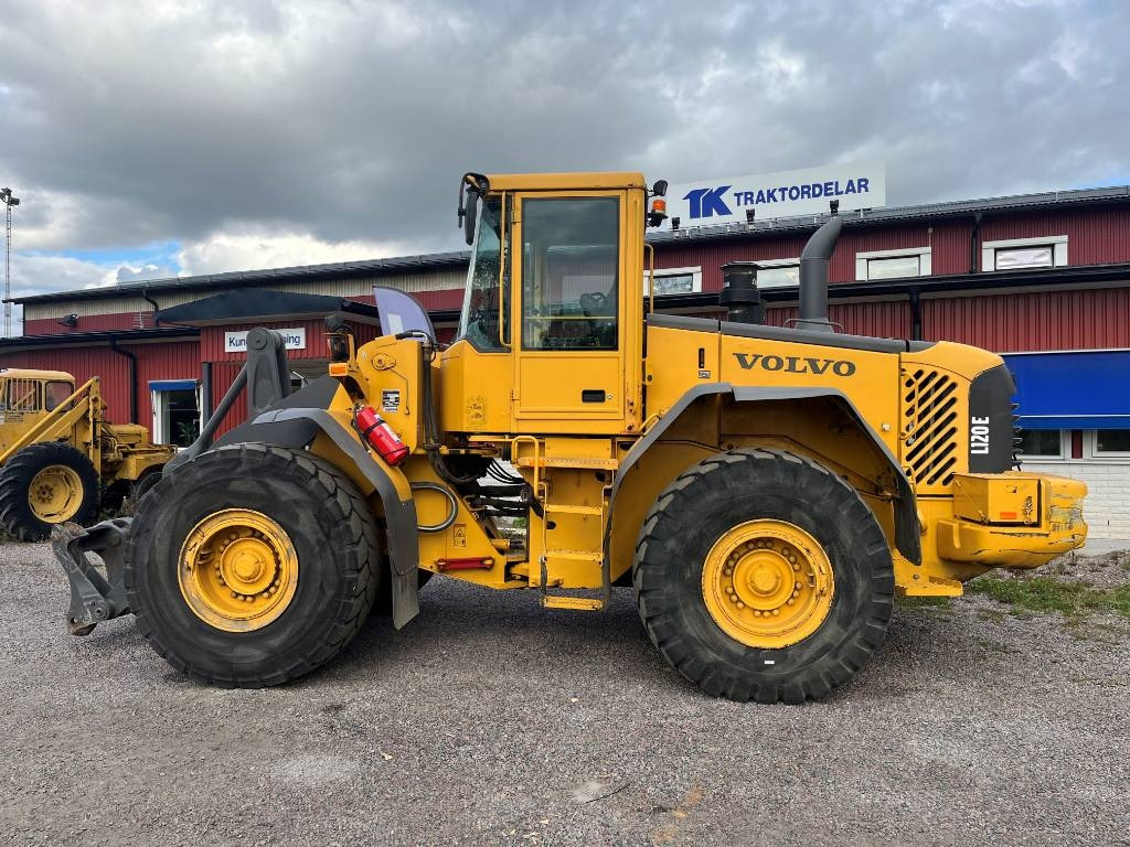Volvo L 120 E - Gumikerekes homlokrakodó: 1 kép. Volvo L 120 E - Gumikerekes homlokrakodó: 1 kép.