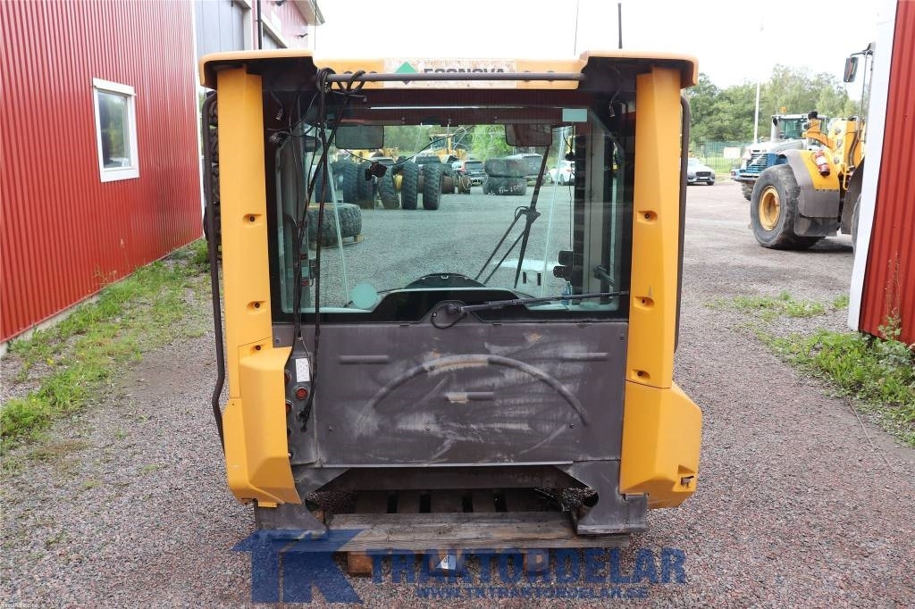 Volvo L 180 F - Fülke - Építőipari gépek: 3 kép. Volvo L 180 F - Fülke - Építőipari gépek: 3 kép.