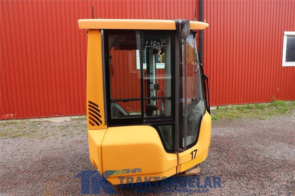 Volvo L 180 F - Fülke - Építőipari gépek: 4 kép. Volvo L 180 F - Fülke - Építőipari gépek: 4 kép.