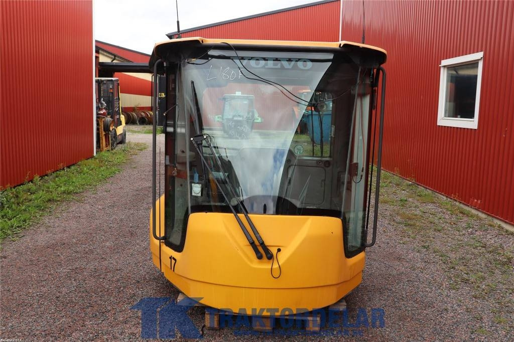 Volvo L 180 F - Fülke - Építőipari gépek: 1 kép. Volvo L 180 F - Fülke - Építőipari gépek: 1 kép.