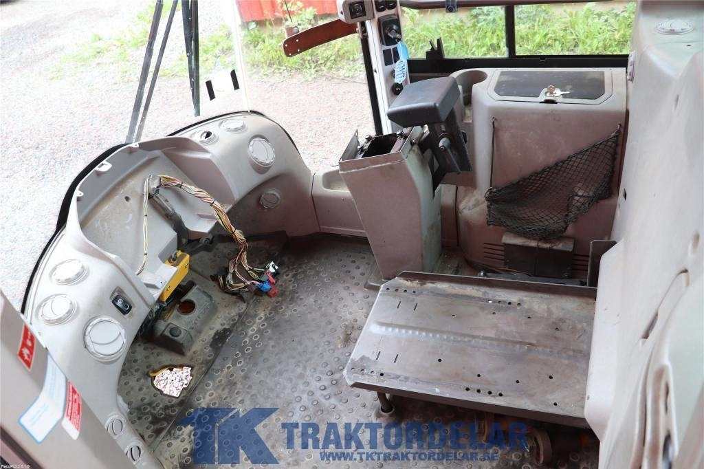 Volvo L 180 F - Fülke - Építőipari gépek: 5 kép. Volvo L 180 F - Fülke - Építőipari gépek: 5 kép.