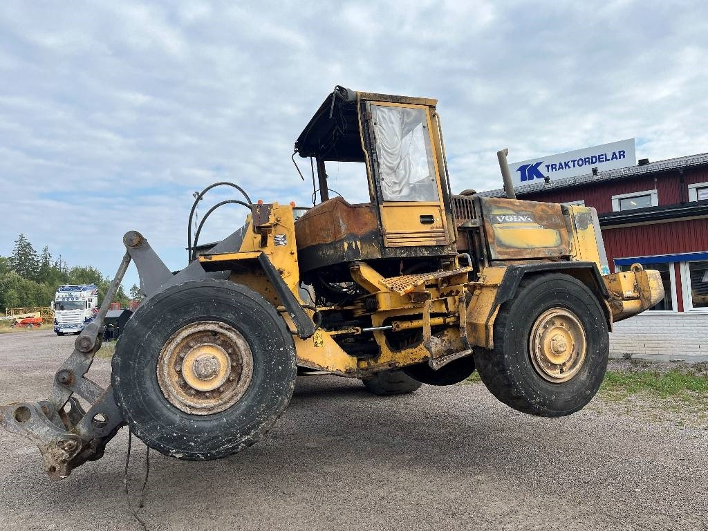 Volvo L90C Dismantled. Only spare parts - Gumikerekes homlokrakodó: 2 kép. Volvo L90C Dismantled. Only spare parts - Gumikerekes homlokrakodó: 2 kép.