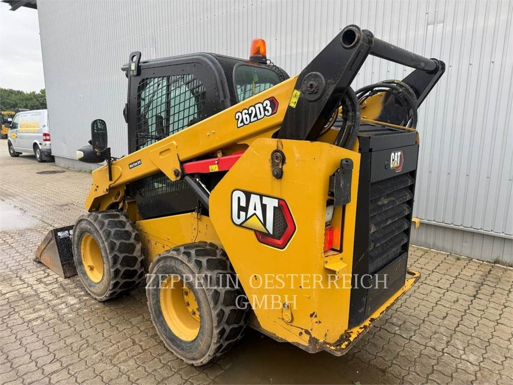 CAT 262D3 - Mini homlokrakodó: 4 kép. CAT 262D3 - Mini homlokrakodó: 4 kép.
