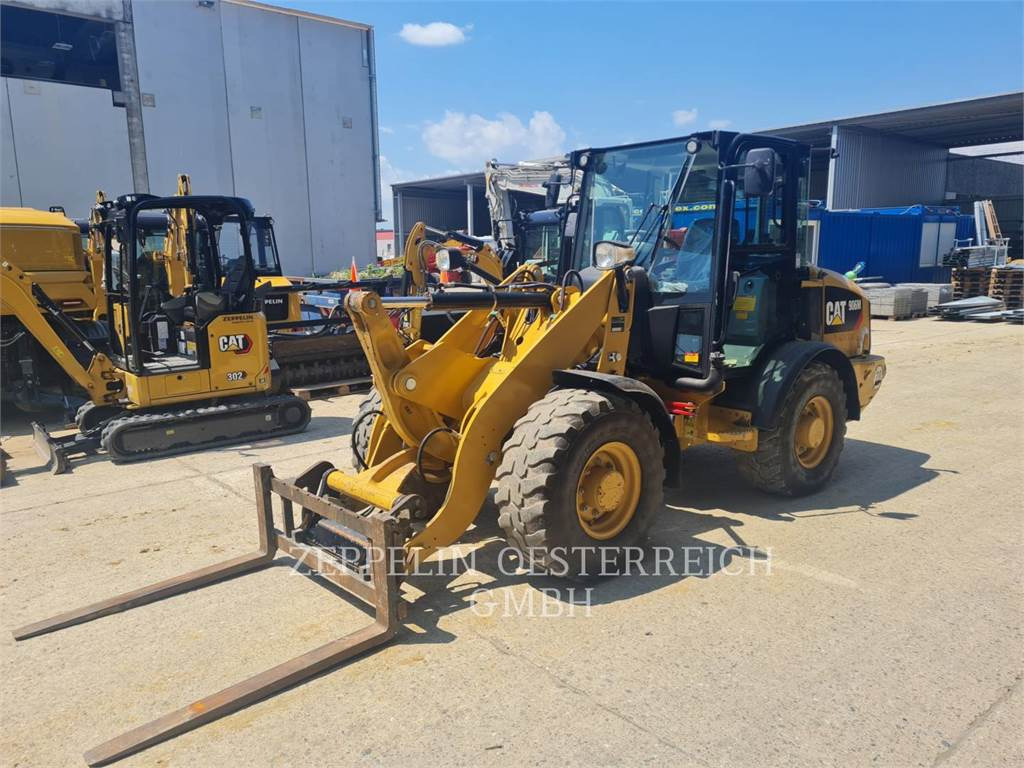 CAT 906M - Gumikerekes homlokrakodó: 1 kép. CAT 906M - Gumikerekes homlokrakodó: 1 kép.