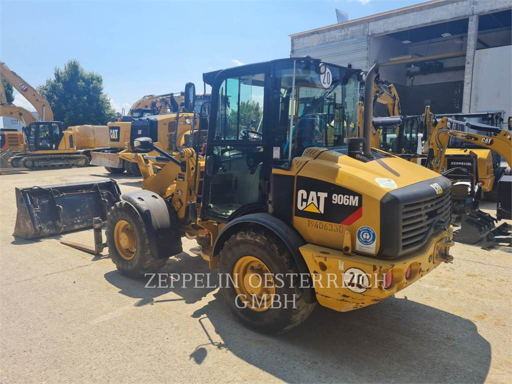 CAT 906M - Gumikerekes homlokrakodó: 2 kép. CAT 906M - Gumikerekes homlokrakodó: 2 kép.