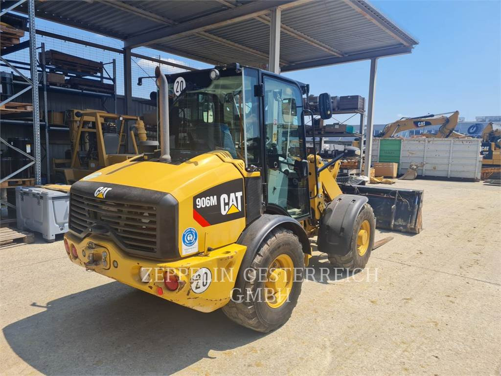 CAT 906M - Gumikerekes homlokrakodó: 4 kép. CAT 906M - Gumikerekes homlokrakodó: 4 kép.