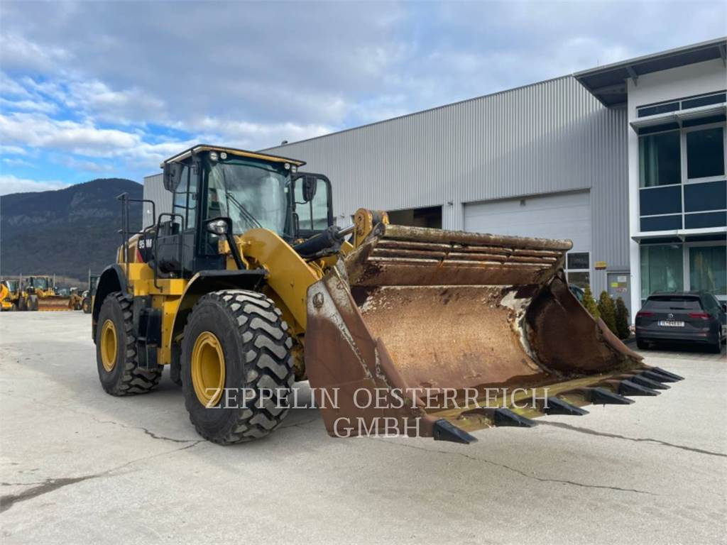 CAT 950M - Gumikerekes homlokrakodó: 2 kép. CAT 950M - Gumikerekes homlokrakodó: 2 kép.