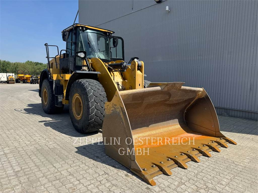 CAT 950M - Gumikerekes homlokrakodó: 2 kép. CAT 950M - Gumikerekes homlokrakodó: 2 kép.