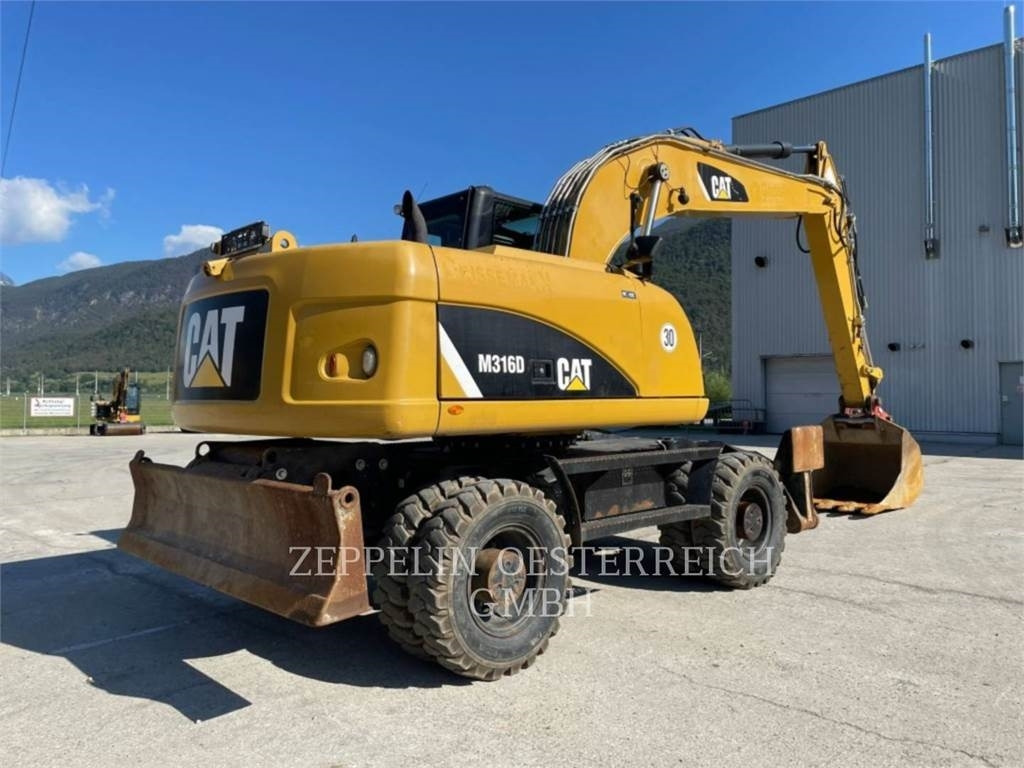 CAT M316D - Gumikerekes kotró: 4 kép. CAT M316D - Gumikerekes kotró: 4 kép.
