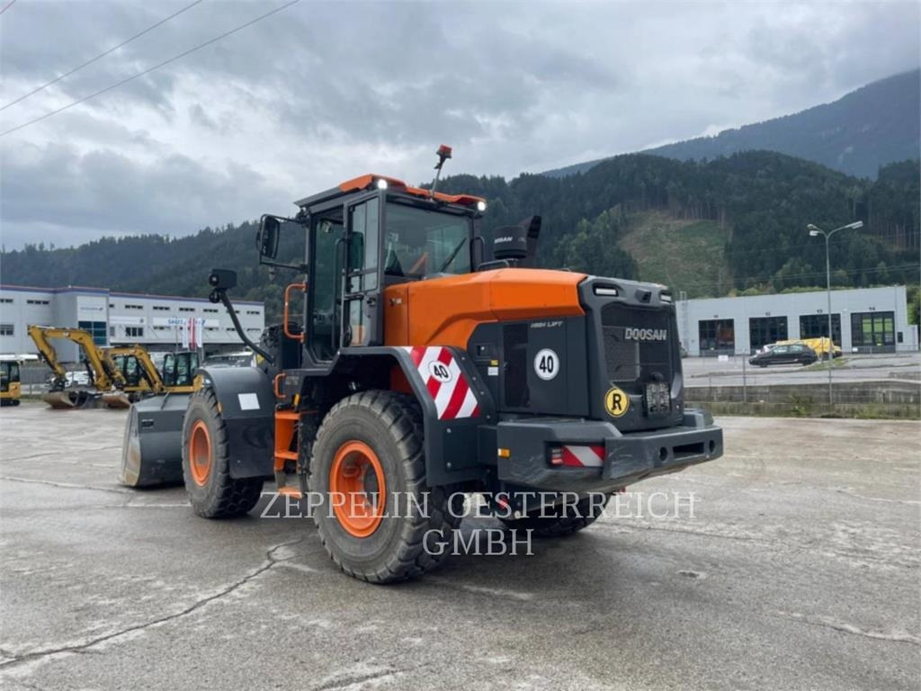 Doosan DL250-7 - Gumikerekes homlokrakodó: 3 kép. Doosan DL250-7 - Gumikerekes homlokrakodó: 3 kép.