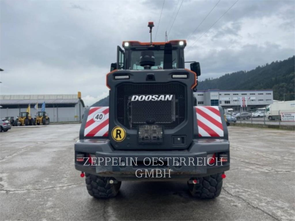 Doosan DL250-7 - Gumikerekes homlokrakodó: 4 kép. Doosan DL250-7 - Gumikerekes homlokrakodó: 4 kép.