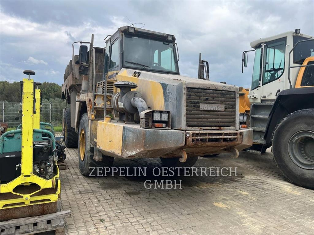 Komatsu HM300-2 - Csuklós dömper: 2 kép. Komatsu HM300-2 - Csuklós dömper: 2 kép.