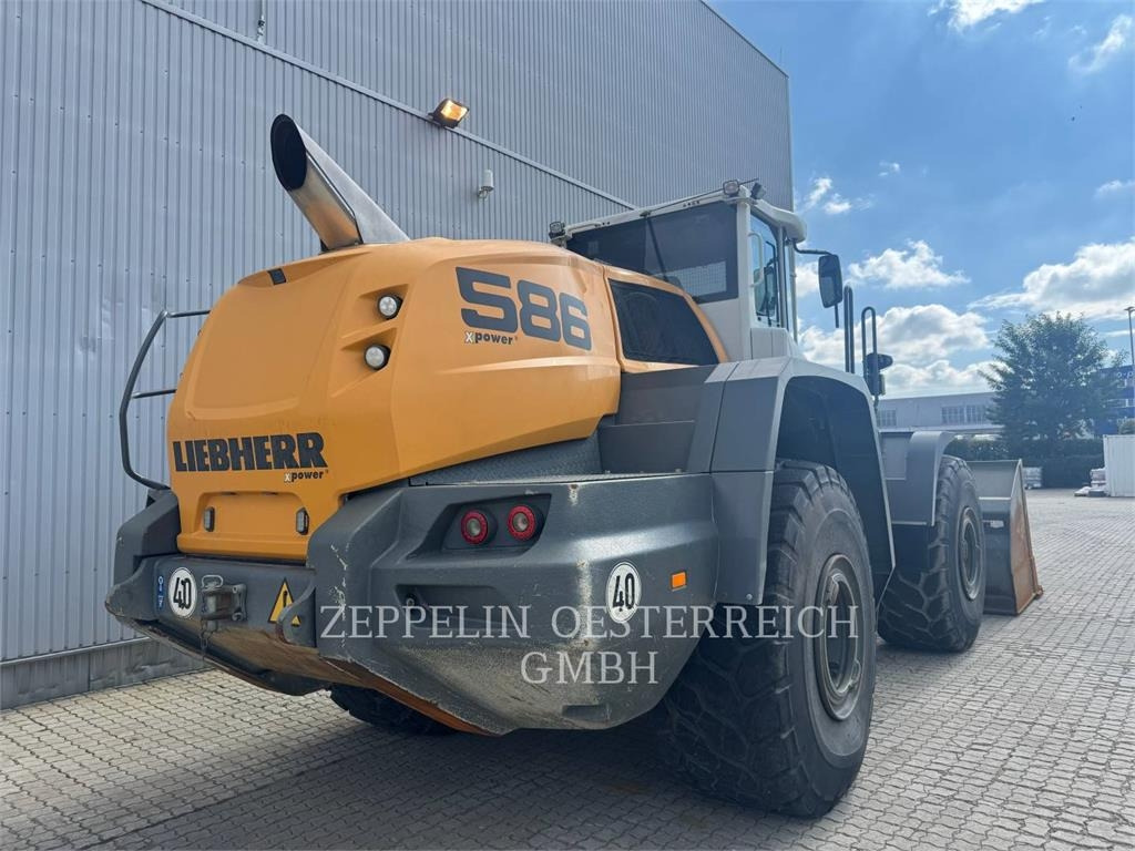 Liebherr L586 - Gumikerekes homlokrakodó: 3 kép. Liebherr L586 - Gumikerekes homlokrakodó: 3 kép.