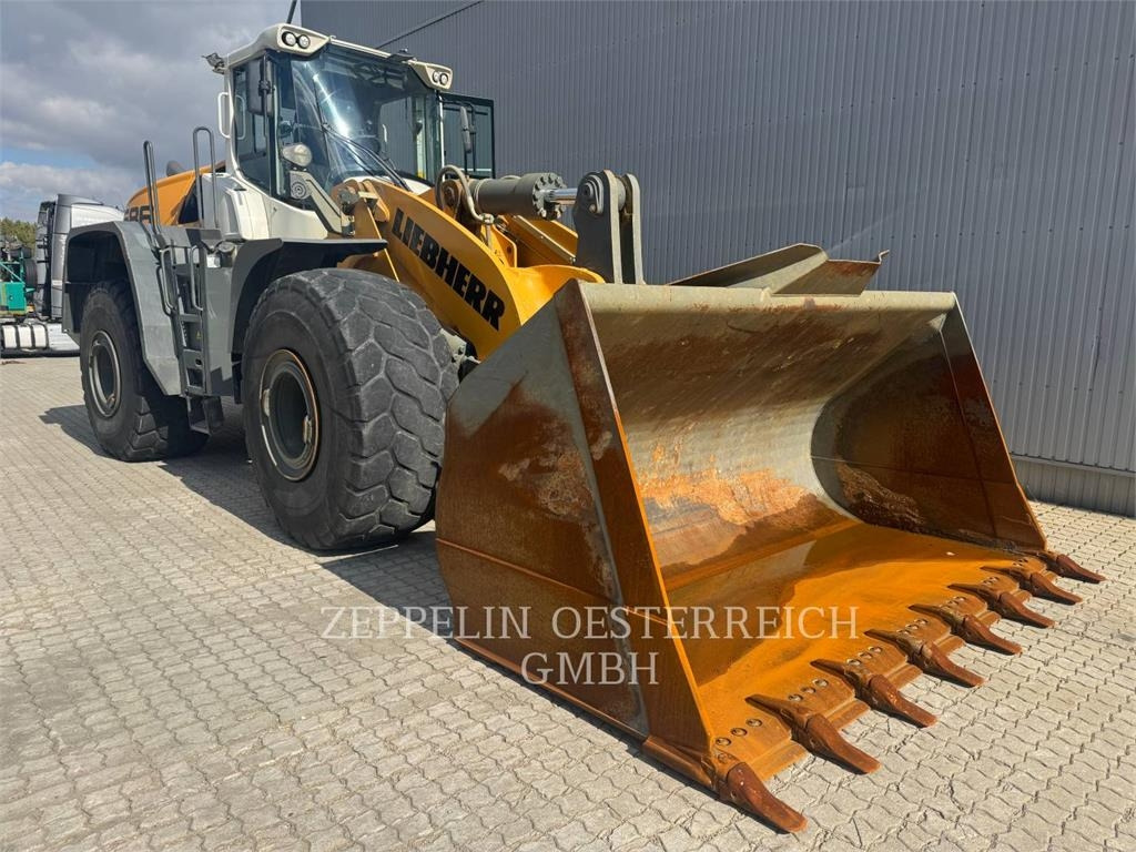 Liebherr L586 - Gumikerekes homlokrakodó: 2 kép. Liebherr L586 - Gumikerekes homlokrakodó: 2 kép.