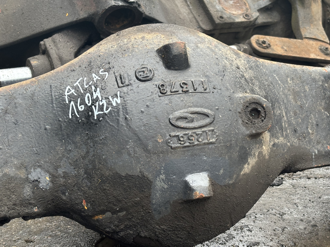 Atlas 1604 KZW Oś Tylnia Most Tylni Zwolnica Zwrotnica Obudowa Pochwa Układ Planetarny CZĘŚCI - Csonkállvány - Mezőgazdasági gépek: 3 kép. Atlas 1604 KZW Oś Tylnia Most Tylni Zwolnica Zwrotnica Obudowa Pochwa Układ Planetarny CZĘŚCI - Csonkállvány - Mezőgazdasági gépek: 3 kép.