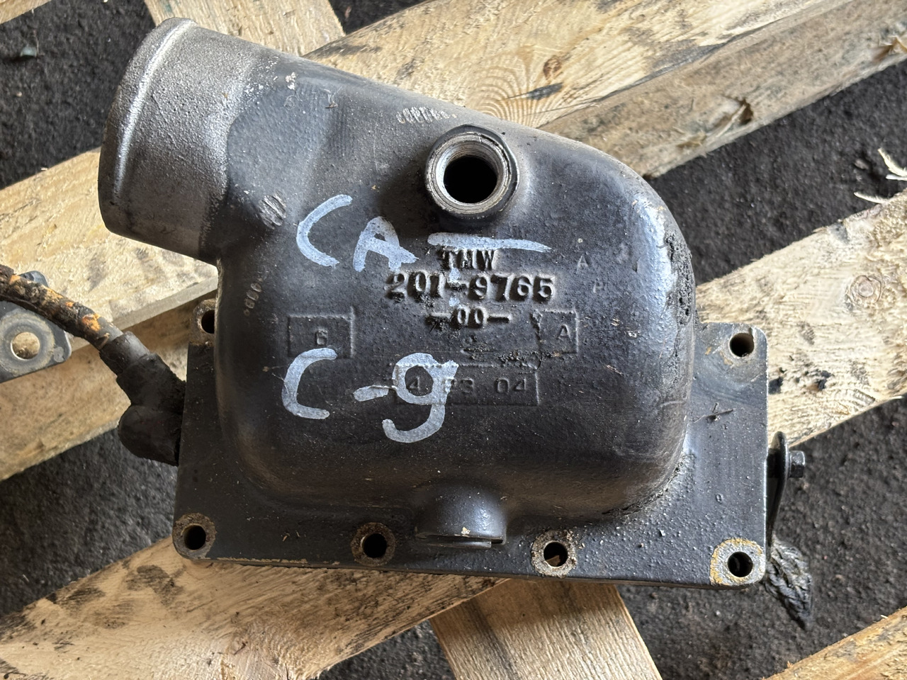 CAT Caterpillar C9 201-9765 Kolanko Wlotu Powietrza 2019765 - Légbeszívó cső - Mezőgazdasági gépek: 1 kép. CAT Caterpillar C9 201-9765 Kolanko Wlotu Powietrza 2019765 - Légbeszívó cső - Mezőgazdasági gépek: 1 kép.