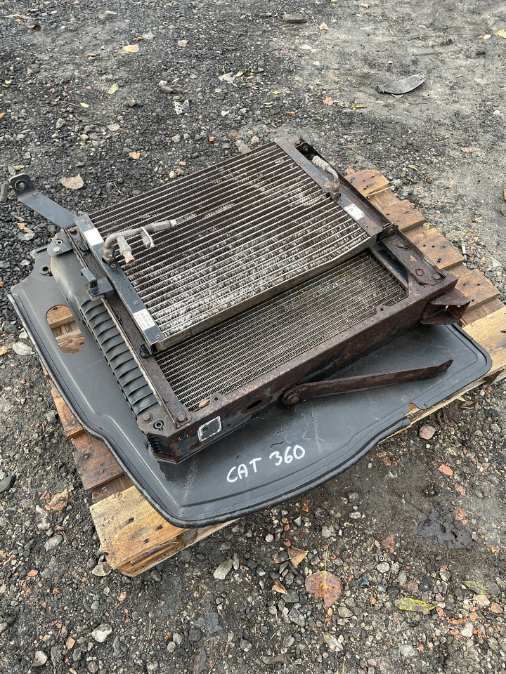 CAT TH360 - chłodnica wody - Olajhűtő - Építőipari gépek: 1 kép. CAT TH360 - chłodnica wody - Olajhűtő - Építőipari gépek: 1 kép.