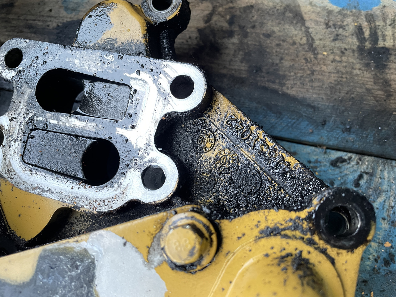 Caterpillar Cat Perkins 1106D C6.6 - chłodnica oleju z obudową 4133Y042 - Olajhűtő - Építőipari gépek: 2 kép. Caterpillar Cat Perkins 1106D C6.6 - chłodnica oleju z obudową 4133Y042 - Olajhűtő - Építőipari gépek: 2 kép.