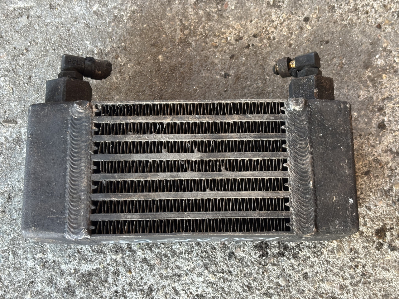 Claas Arion Axion 820 830 CMATIC Chłodnica Oleju 00 1119 861 0 0011198610 - Olajhűtő - Mezőgazdasági gépek: 2 kép. Claas Arion Axion 820 830 CMATIC Chłodnica Oleju 00 1119 861 0 0011198610 - Olajhűtő - Mezőgazdasági gépek: 2 kép.