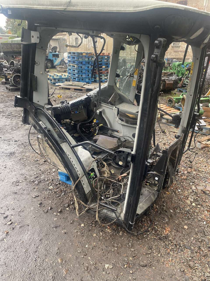 Claas Arion Seria 600 - Kabina - Fülke - Mezőgazdasági gépek: 3 kép. Claas Arion Seria 600 - Kabina - Fülke - Mezőgazdasági gépek: 3 kép.