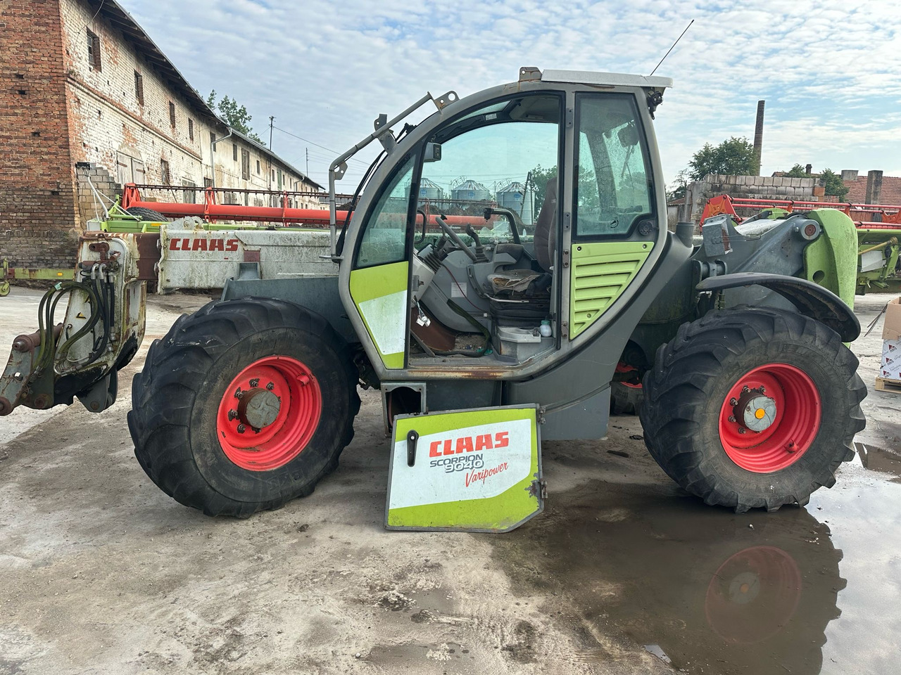 Claas Scorpion 9040 Variopower - tłumik wydech - Hangtompító - Mezőgazdasági gépek: 1 kép. Claas Scorpion 9040 Variopower - tłumik wydech - Hangtompító - Mezőgazdasági gépek: 1 kép.
