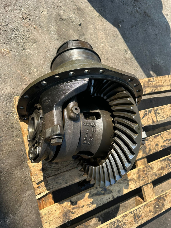 Claas Xerion 3800 - Dyferencjał | Wkład Mostu | Środek Mostu - Differenciálmű - Mezőgazdasági gépek: 1 kép. Claas Xerion 3800 - Dyferencjał | Wkład Mostu | Środek Mostu - Differenciálmű - Mezőgazdasági gépek: 1 kép.