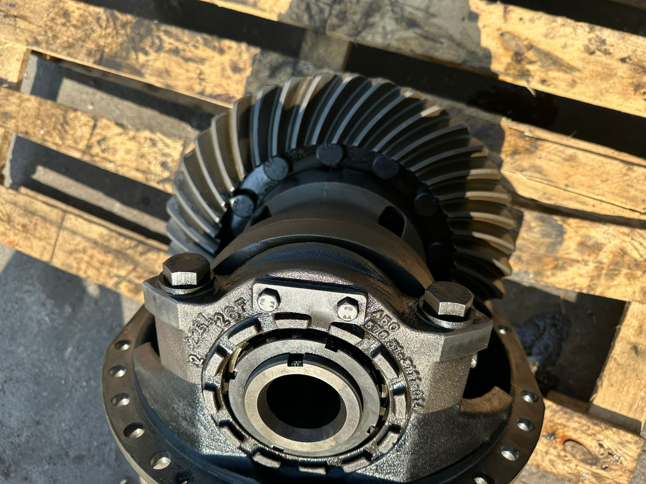 Claas Xerion 3800 - Dyferencjał | Wkład Mostu | Środek Mostu - Differenciálmű - Mezőgazdasági gépek: 2 kép. Claas Xerion 3800 - Dyferencjał | Wkład Mostu | Środek Mostu - Differenciálmű - Mezőgazdasági gépek: 2 kép.