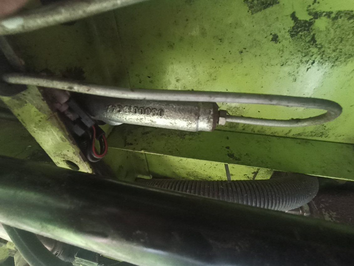 Claas dominator pompka hamulcowa pompa - Fék alkatrészek - Kombájn: 2 kép. Claas dominator pompka hamulcowa pompa - Fék alkatrészek - Kombájn: 2 kép.