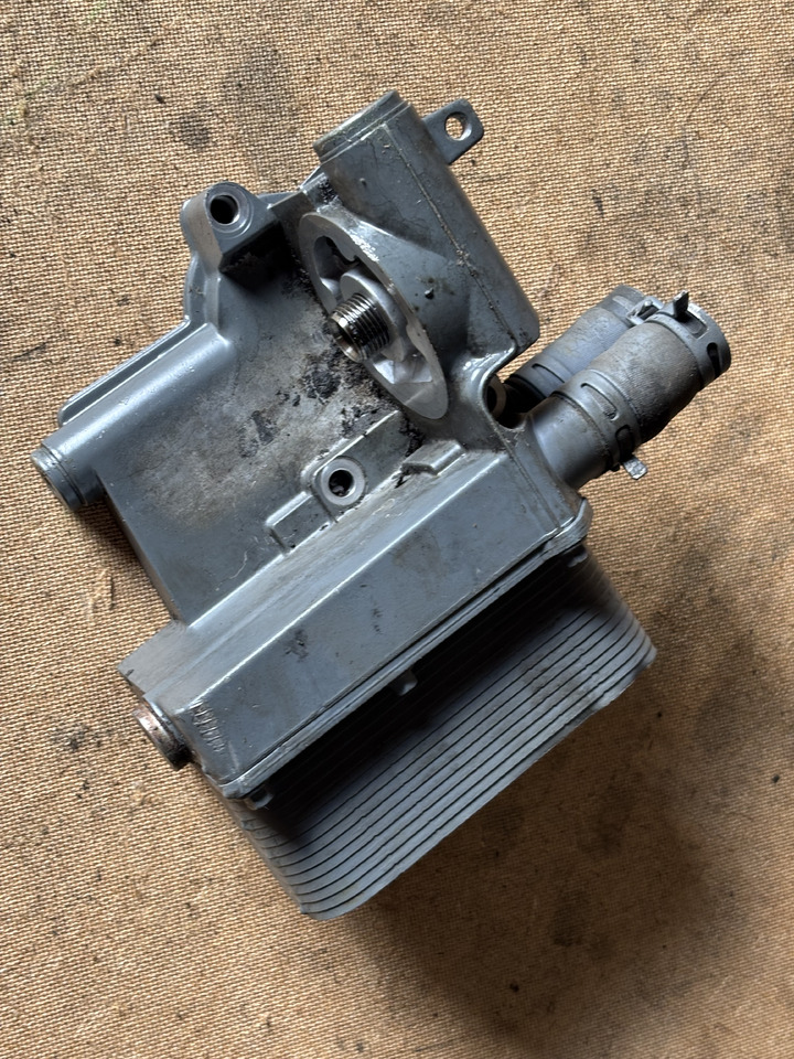 Deutz TD2011 D2011 D2011L04W Obudowa chłodniczki oleju Deutz 04300069 R 04300069R - Olajhűtő: 2 kép. Deutz TD2011 D2011 D2011L04W Obudowa chłodniczki oleju Deutz 04300069 R 04300069R - Olajhűtő: 2 kép.