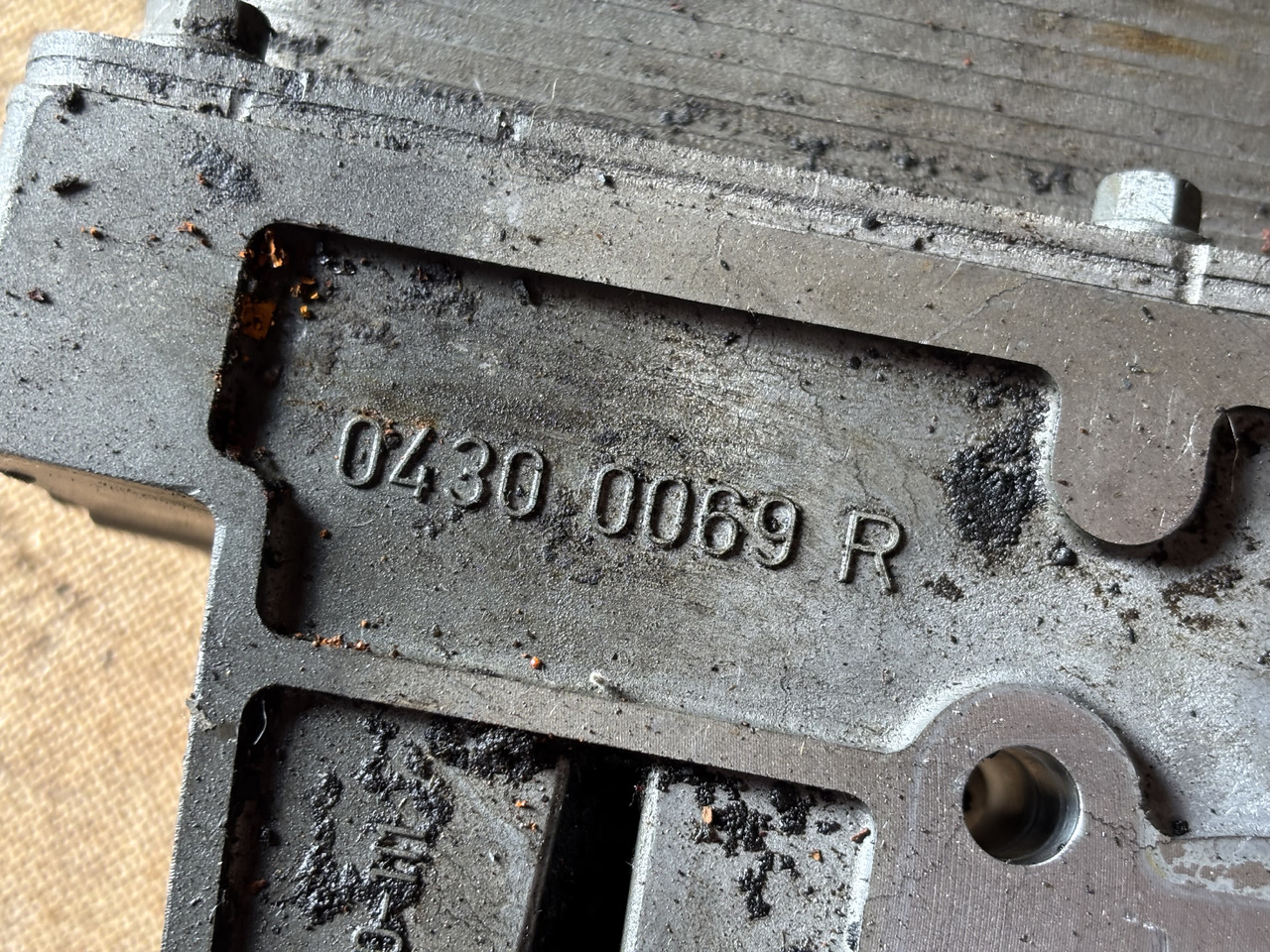 Deutz TD2011 D2011 D2011L04W Obudowa chłodniczki oleju Deutz 04300069 R 04300069R - Olajhűtő: 3 kép. Deutz TD2011 D2011 D2011L04W Obudowa chłodniczki oleju Deutz 04300069 R 04300069R - Olajhűtő: 3 kép.