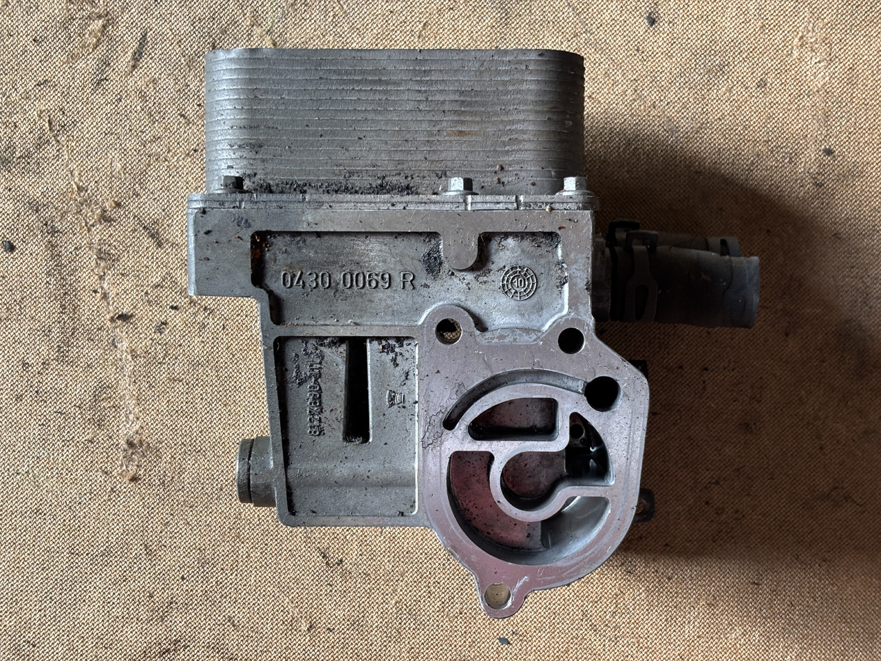 Deutz TD2011 D2011 D2011L04W Obudowa chłodniczki oleju Deutz 04300069 R 04300069R - Olajhűtő: 1 kép. Deutz TD2011 D2011 D2011L04W Obudowa chłodniczki oleju Deutz 04300069 R 04300069R - Olajhűtő: 1 kép.