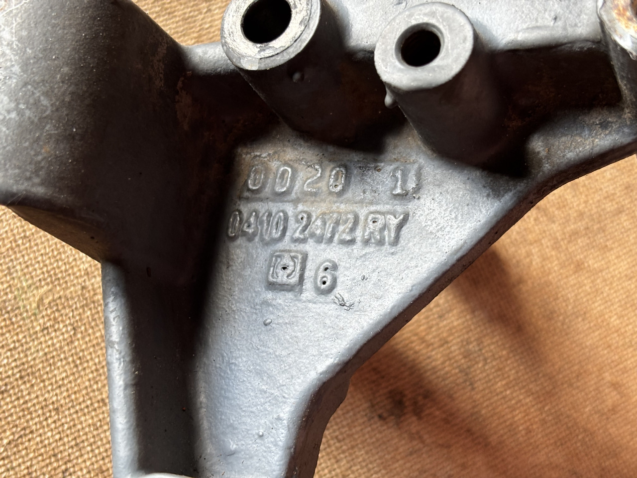 Deutz TD2011 D2011 D2011L04W Uchwyt Alternatora 04102472 04102472R - Generátor - Mezőgazdasági gépek: 2 kép. Deutz TD2011 D2011 D2011L04W Uchwyt Alternatora 04102472 04102472R - Generátor - Mezőgazdasági gépek: 2 kép.