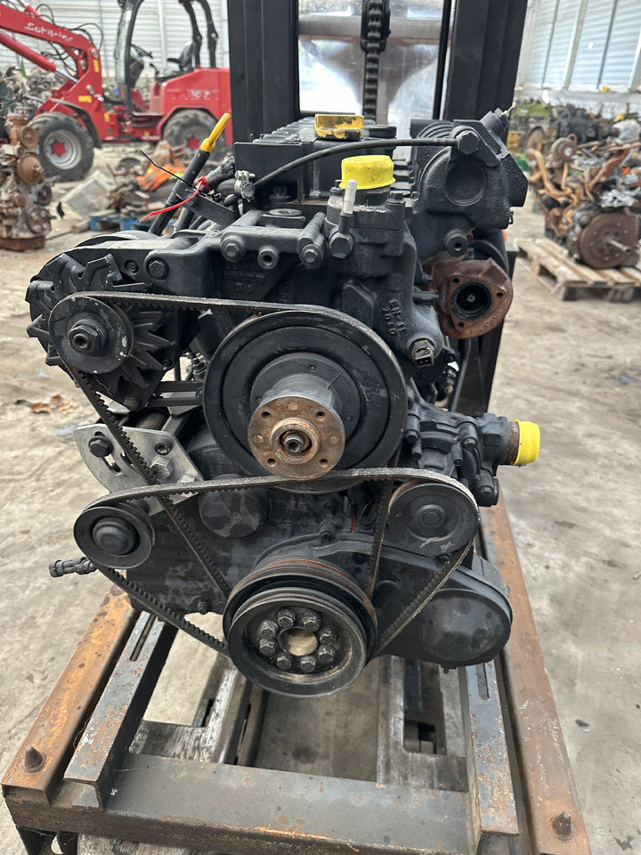 Deutz TD2011L04W - Motor - Építőipari gépek: 3 kép. Deutz TD2011L04W - Motor - Építőipari gépek: 3 kép.