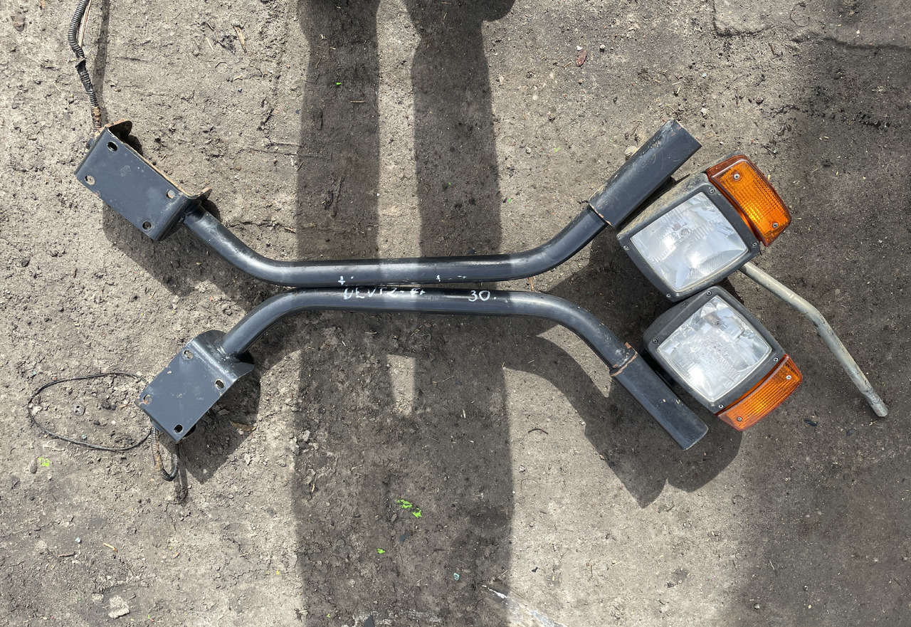 Deuzt-Fahr Agrovector 30.7 - lampy przednie reflektor - Fényszóró - Mezőgazdasági gépek: 1 kép. Deuzt-Fahr Agrovector 30.7 - lampy przednie reflektor - Fényszóró - Mezőgazdasági gépek: 1 kép.