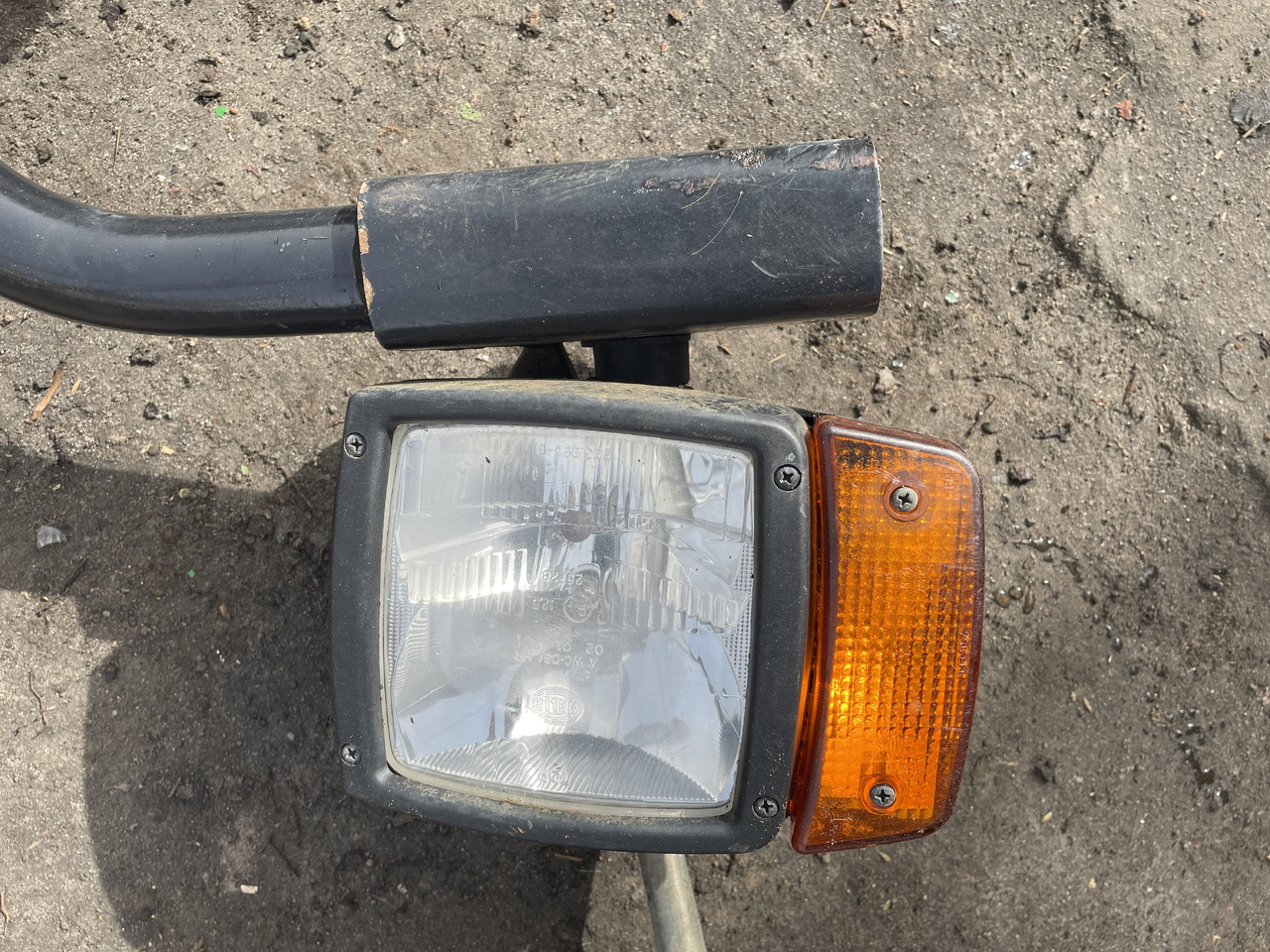 Deuzt-Fahr Agrovector 30.7 - lampy przednie reflektor - Fényszóró - Mezőgazdasági gépek: 3 kép. Deuzt-Fahr Agrovector 30.7 - lampy przednie reflektor - Fényszóró - Mezőgazdasági gépek: 3 kép.
