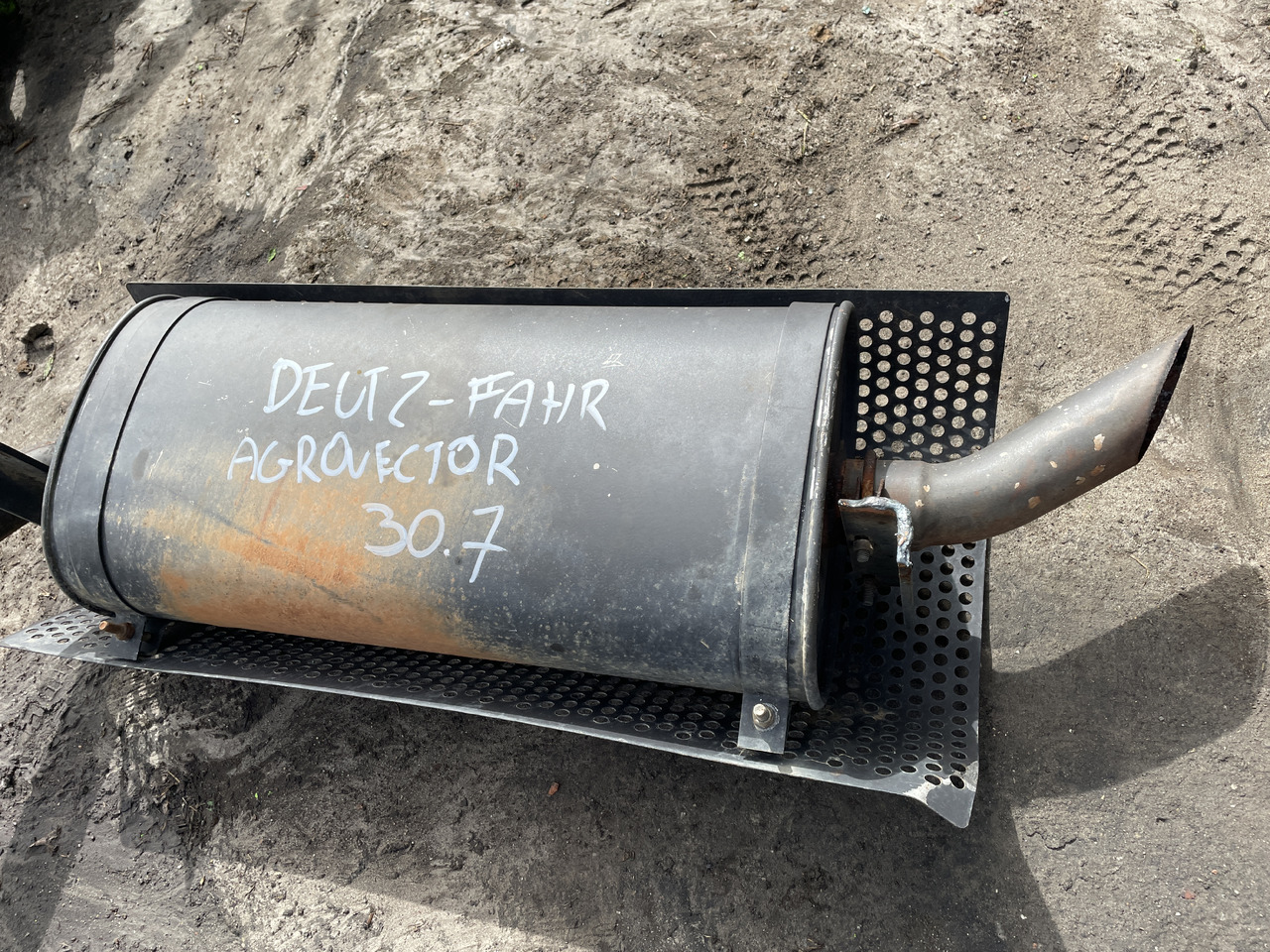 Deuzt-Fahr Agrovector 30.7 - tłumik tłumnik końćowy - Hangtompító - Mezőgazdasági gépek: 2 kép. Deuzt-Fahr Agrovector 30.7 - tłumik tłumnik końćowy - Hangtompító - Mezőgazdasági gépek: 2 kép.
