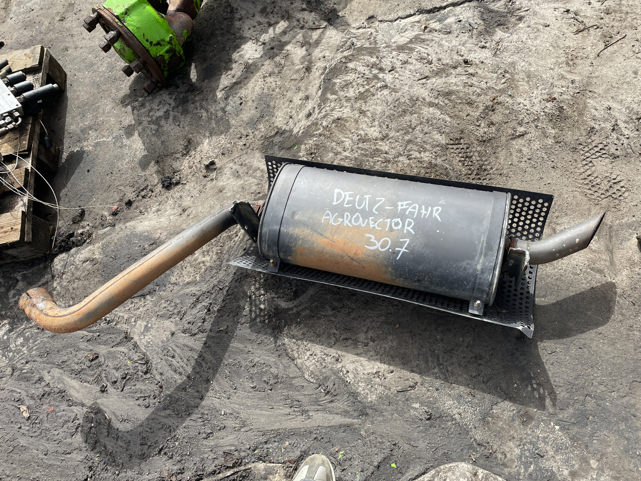 Deuzt-Fahr Agrovector 30.7 - tłumik tłumnik końćowy - Hangtompító - Mezőgazdasági gépek: 1 kép. Deuzt-Fahr Agrovector 30.7 - tłumik tłumnik końćowy - Hangtompító - Mezőgazdasági gépek: 1 kép.