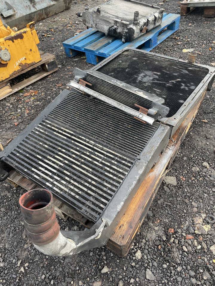 Fendt 816 818 822 824 916 920 924 926 - chłodnica wody H916200050020 - Olajhűtő - Mezőgazdasági gépek: 2 kép. Fendt 816 818 822 824 916 920 924 926 - chłodnica wody H916200050020 - Olajhűtő - Mezőgazdasági gépek: 2 kép.