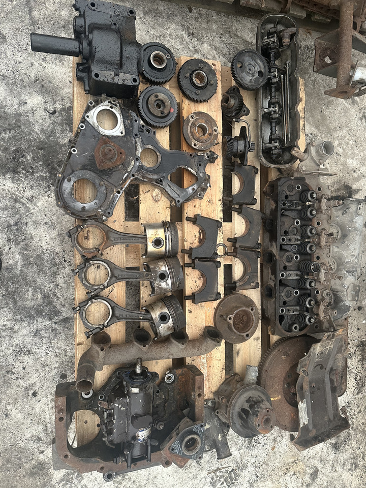 Fiat 780dt Fiat 8045 głowica cylindrów , klawiatura głowicy , rozrząd , części - Motor fej - Mezőgazdasági gépek: 3 kép. Fiat 780dt Fiat 8045 głowica cylindrów , klawiatura głowicy , rozrząd , części - Motor fej - Mezőgazdasági gépek: 3 kép.