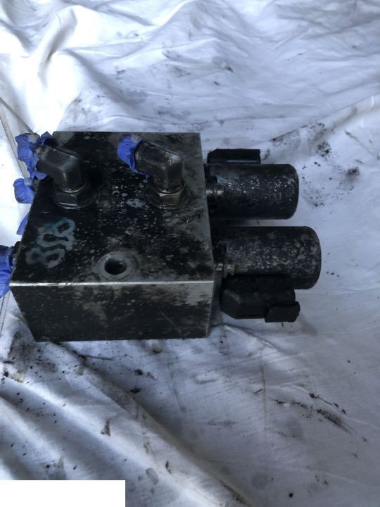 JCB 4CX - Rozdzielacz - Hidraulikus szelep - Kotrórakodó: 3 kép. JCB 4CX - Rozdzielacz - Hidraulikus szelep - Kotrórakodó: 3 kép.