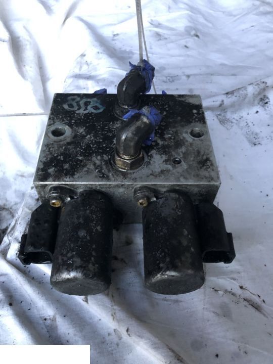 JCB 4CX - Rozdzielacz - Hidraulikus szelep - Kotrórakodó: 2 kép. JCB 4CX - Rozdzielacz - Hidraulikus szelep - Kotrórakodó: 2 kép.