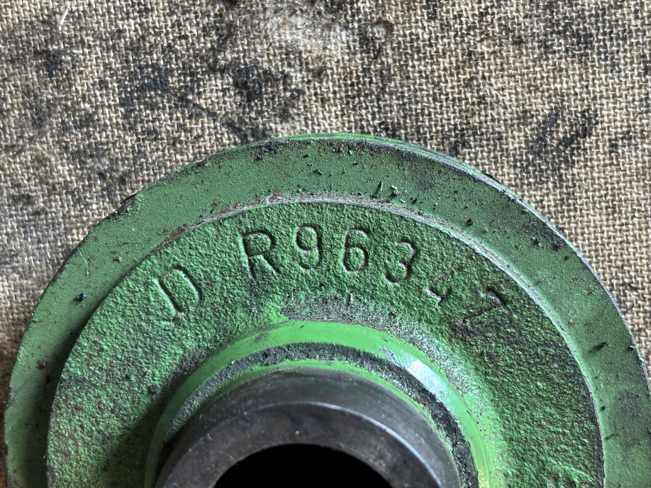 John Deere 1032 1042 1052 4045 Koło Prowadzące R96347 - Lánctalp - Görgő - Mezőgazdasági gépek: 2 kép. John Deere 1032 1042 1052 4045 Koło Prowadzące R96347 - Lánctalp - Görgő - Mezőgazdasági gépek: 2 kép.