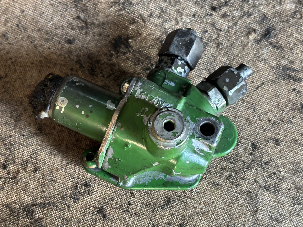 John Deere 6010 6110 6210 6506 6600 Obudowa zaworu elektromagnetycznego L112092 - Hidraulikus szelep - Mezőgazdasági gépek: 1 kép. John Deere 6010 6110 6210 6506 6600 Obudowa zaworu elektromagnetycznego L112092 - Hidraulikus szelep - Mezőgazdasági gépek: 1 kép.