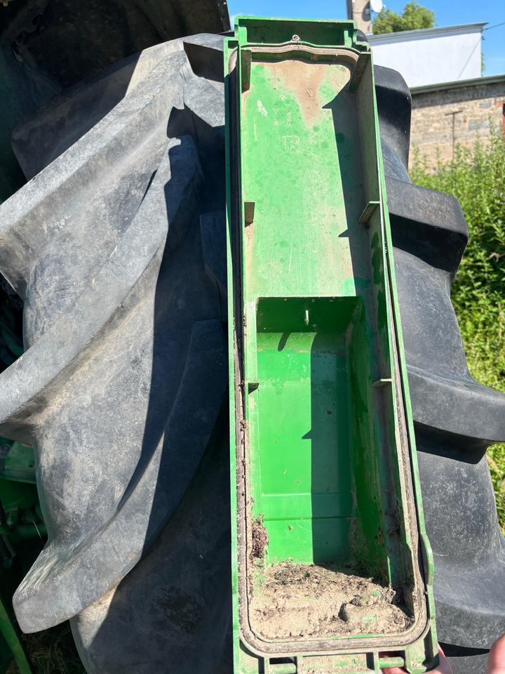 John Deere 6010 6200 6400 6510 Pokrywa obudowy filtra powietrza kabinowego AL153003 - Kabinszűrő - Mezőgazdasági gépek: 2 kép. John Deere 6010 6200 6400 6510 Pokrywa obudowy filtra powietrza kabinowego AL153003 - Kabinszűrő - Mezőgazdasági gépek: 2 kép.