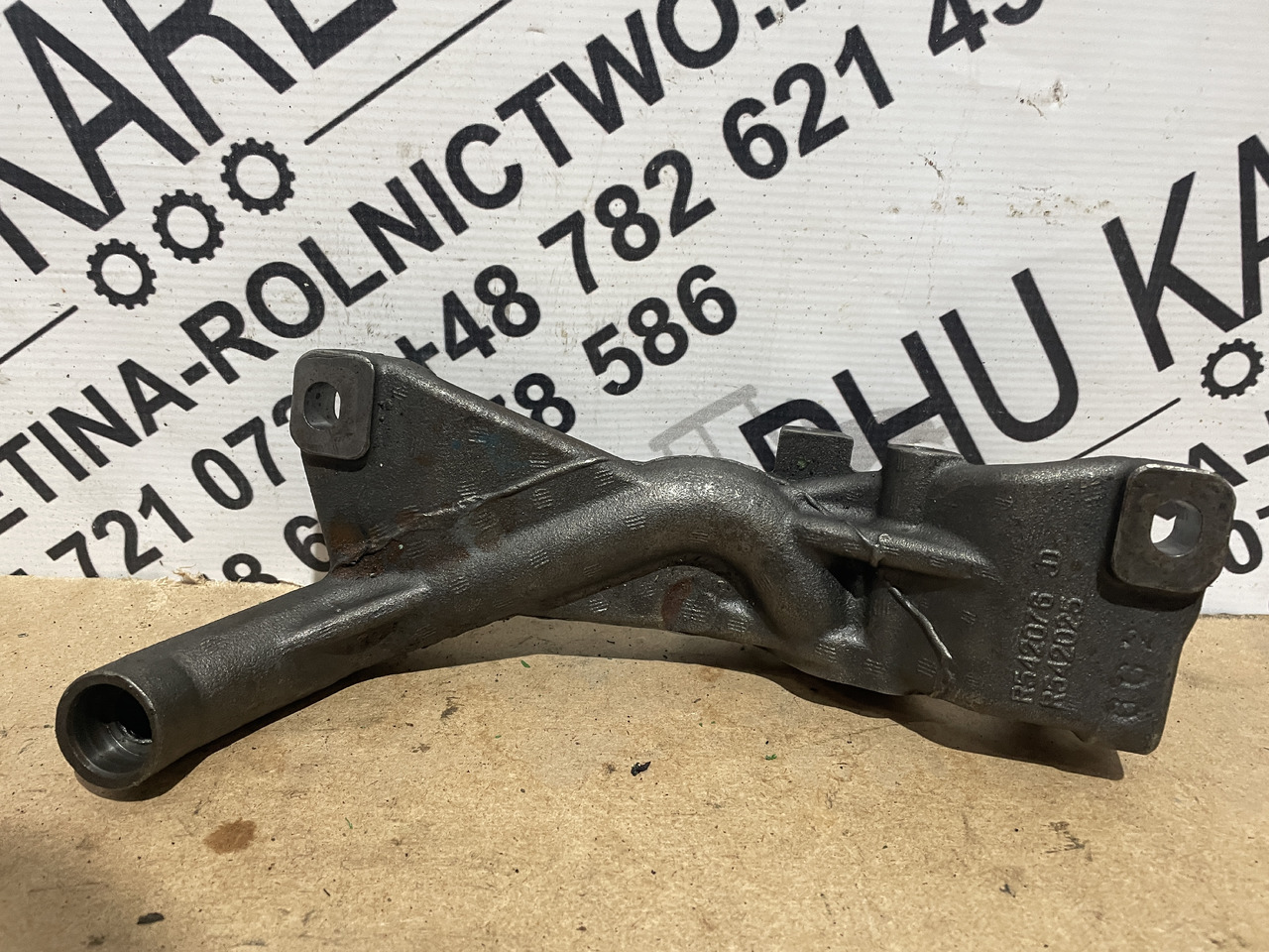 John Deere 6068 - wspornik uchwyt pompy oleju R542076 R542025 - Olajszivattyú - Mezőgazdasági gépek: 2 kép. John Deere 6068 - wspornik uchwyt pompy oleju R542076 R542025 - Olajszivattyú - Mezőgazdasági gépek: 2 kép.