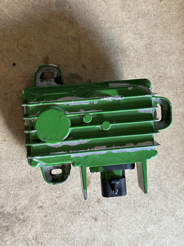 John Deere 6110, 6210 Silniczek krokowy półbiegu AL112507 - Elektromos rendszer - Traktor: 2 kép. John Deere 6110, 6210 Silniczek krokowy półbiegu AL112507 - Elektromos rendszer - Traktor: 2 kép.